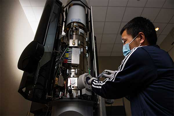 transmission-electron-microscope-to-record-the-molecular-action-inside-a-lithium-ion-battery
