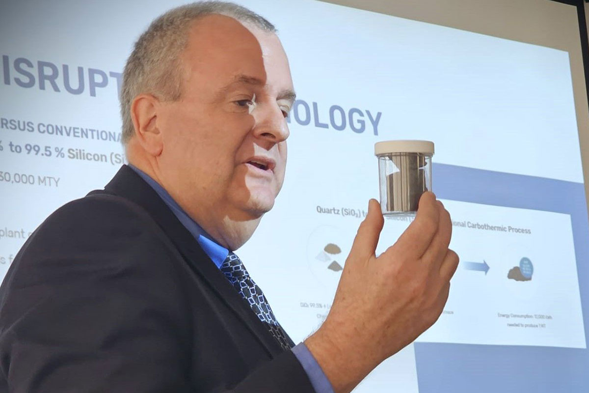 Bernard Tourillon, CEO von HPQ Silicon, hält einen Behälter mit den ersten Mustern von Silicon